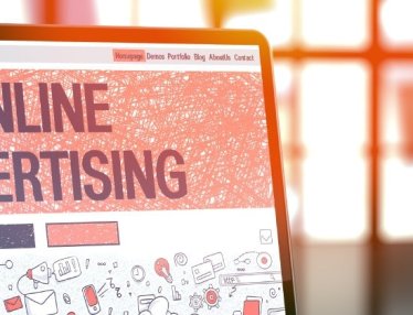 laptop with the title online advertising on the screen