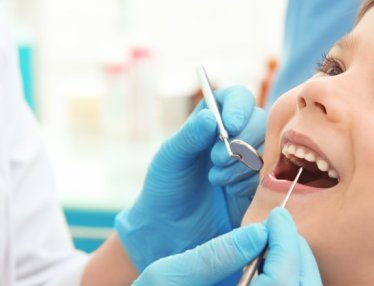 online markeing for dental practice - boy having a dental exam